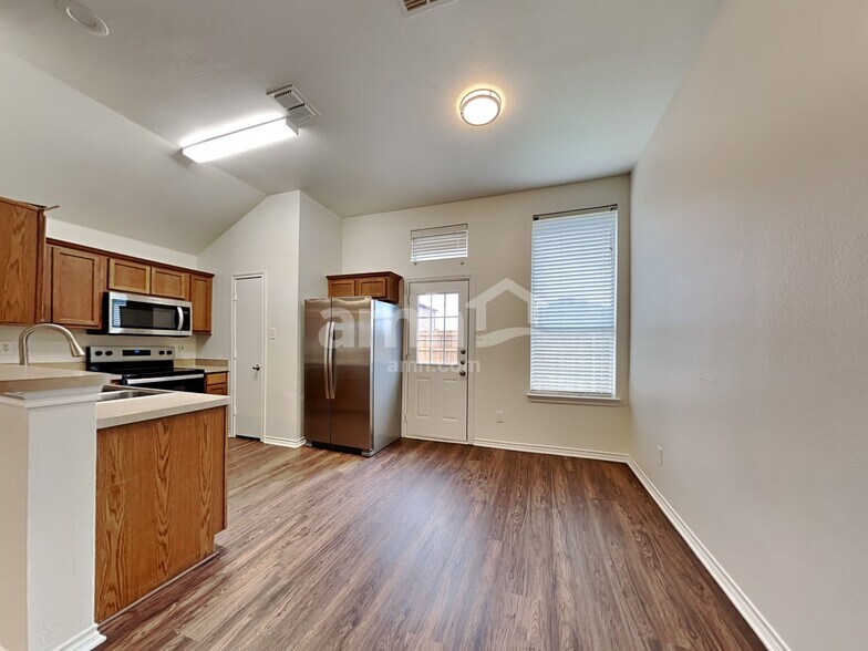 Building Photo - 3013 Lake Side Dr