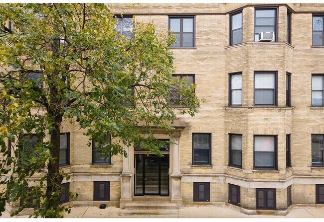 Building Photo - 917 W Waveland Ave