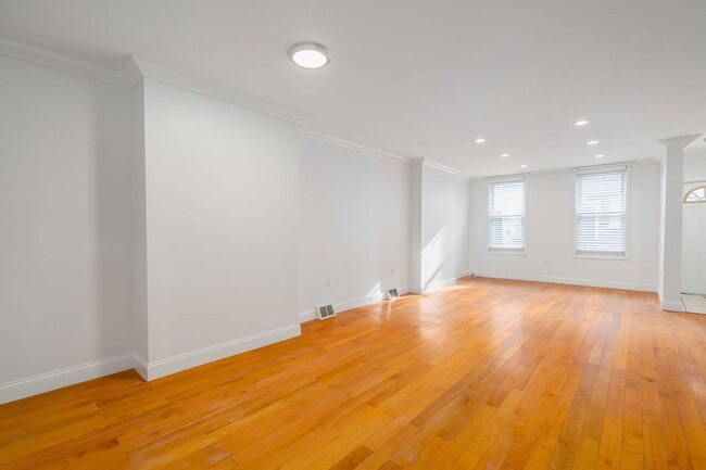 Building Photo - 1635 Catharine St