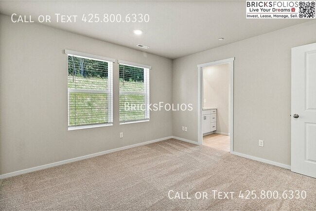 Building Photo - Exceptional Bremerton Home with Easy Acces...