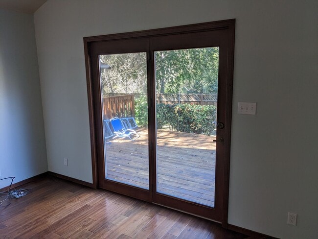 Building Photo - Stunning 1-bed, 1-bath Detached Cottage in...