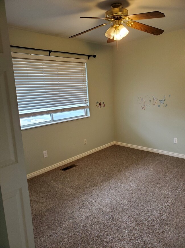 Building Photo - 285 N 400 E