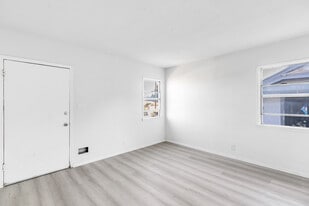 Building Photo - 725 Spence St