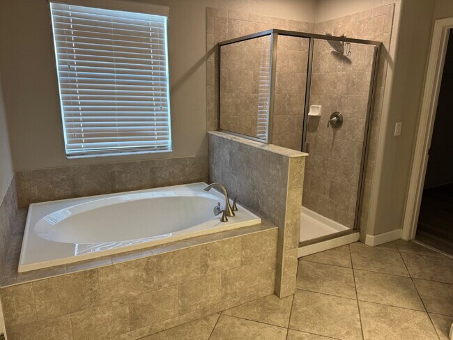 Building Photo - "Spacious 4-Bedroom Oasis with Modern Granite Touches in Land O' Lakes!"