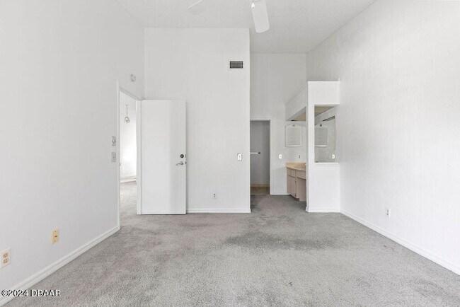 Building Photo - 596 N Nova Rd