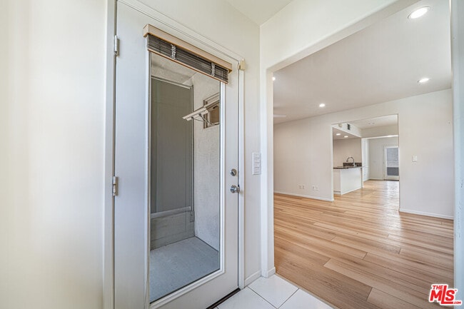 Building Photo - 726 W 37th St