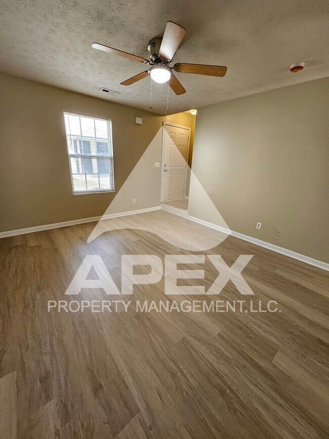 Building Photo - MOVE-IN SPECIAL,NO RENT TIL JUNE 1ST! - Nice 2 Bd | 1.5 Ba Townhouse in West Knox Condo Community!