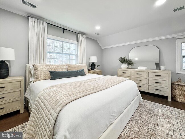 Building Photo - 6621 Hallwood Ave