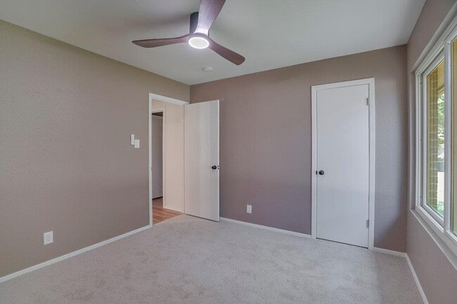 Building Photo - 606 Splitrock