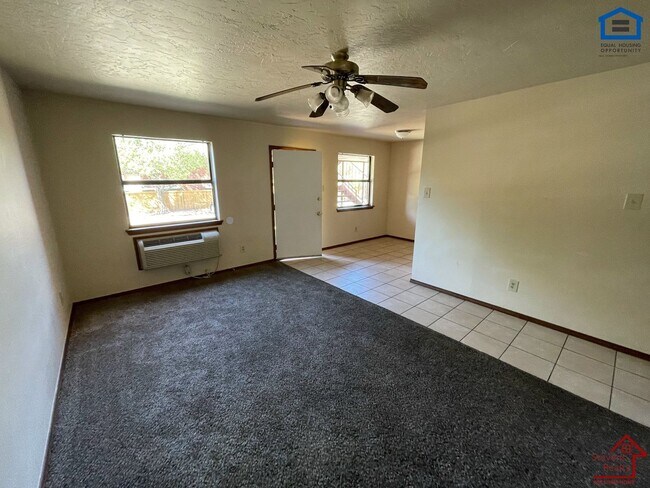 Building Photo - 1912 SW D Ave