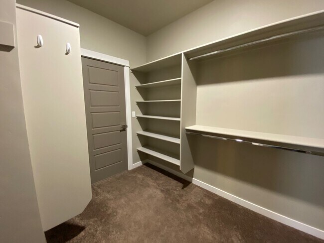Building Photo - Lovely Single Level 3 Bed 2 Bath Home in M...