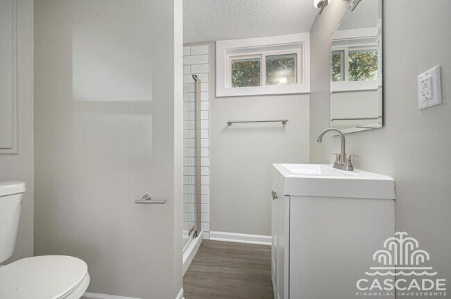 Building Photo - 806 SW Lea Dr