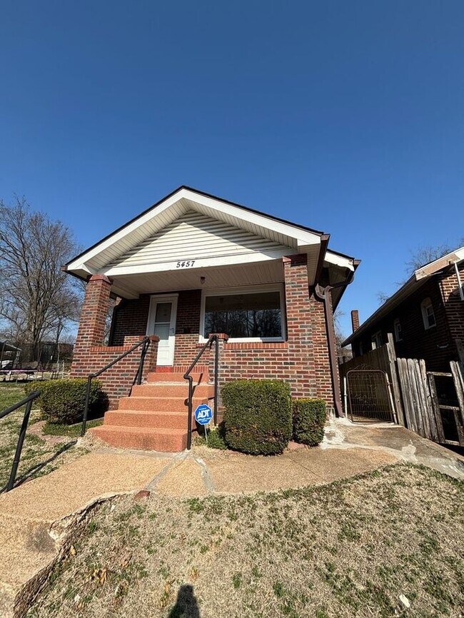 Building Photo - Charming 2-Bedroom Home with Fenced Yard i...