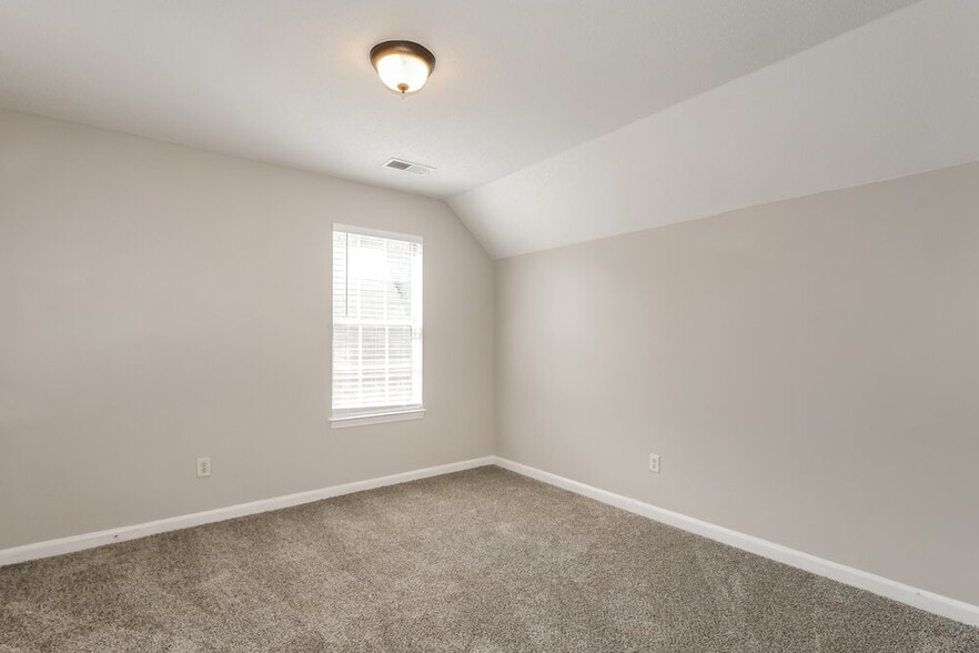 Building Photo - 2865 Pinnacle Dr