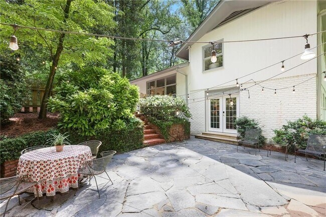 Building Photo - 2800 Mornington Dr NW