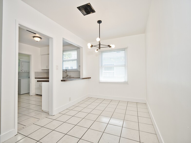 Building Photo - 6153 Clybourn Ave