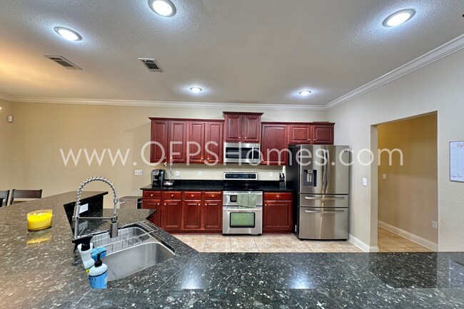 Building Photo - AVAILABLE IN AUG! 5BR/3BA IN S. CRESTVIEW