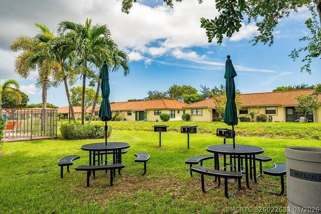 Building Photo - 9900 Pineapple Tree Dr