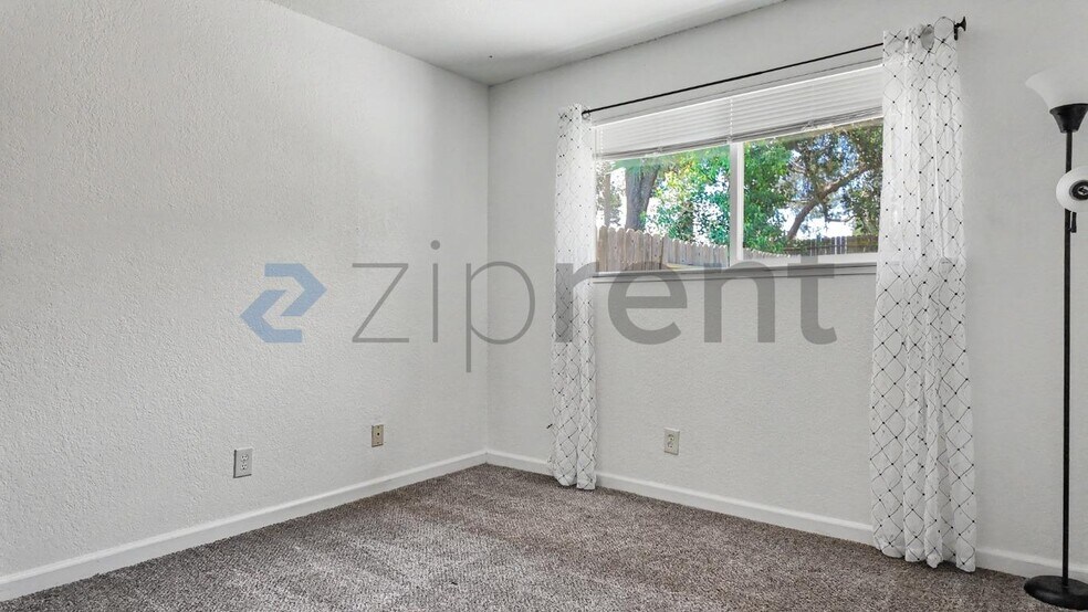 Building Photo - Unit B