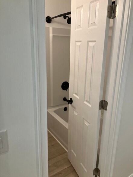 Building Photo - 513 1/2 S Main St