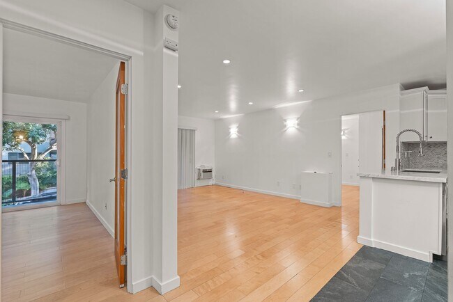Building Photo - Fully remodeled 2BR/2BA Condo in prime West Hollywood!