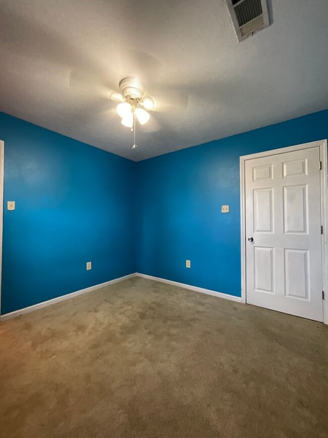 Building Photo - 2123 Hickory Dr