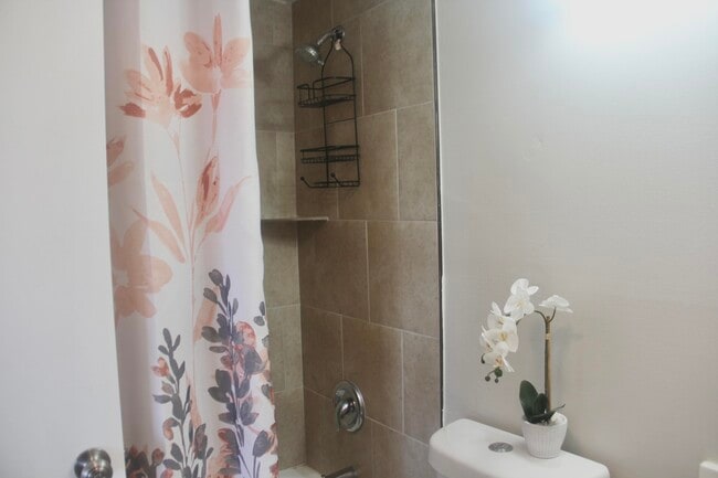 Building Photo - 454 Fanshaw K