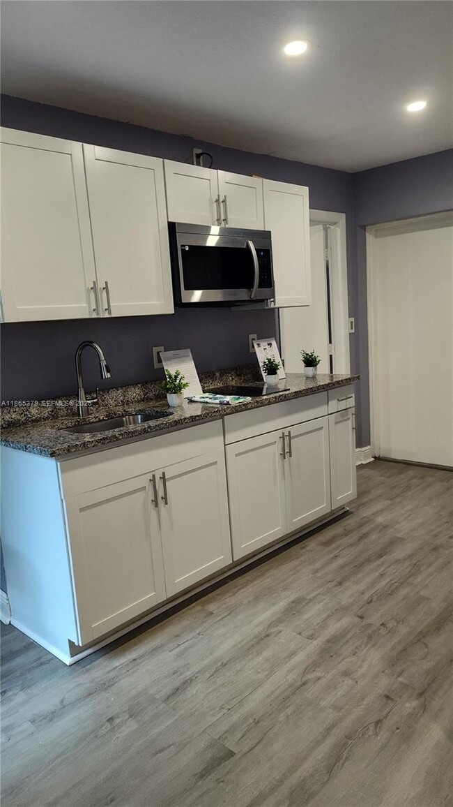 Building Photo - 849 W 2nd St