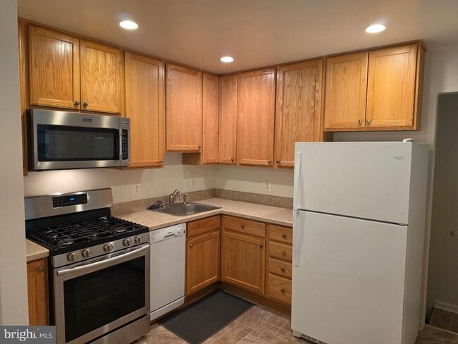 Building Photo - 4700 Red Fox Rd