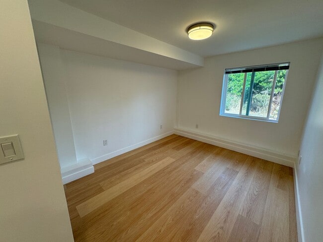 Building Photo - Spacious 5BR/6BA Updated Home with Private...