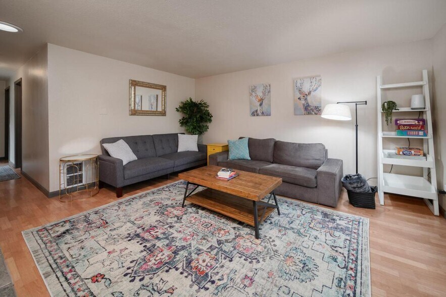 Building Photo - 312 S Nebraska St