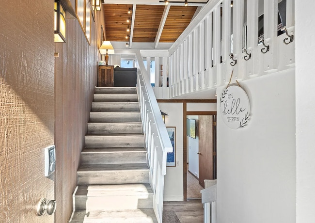 Building Photo - Fully Furnished 2 Bed / 2 Bath Corner Unit...