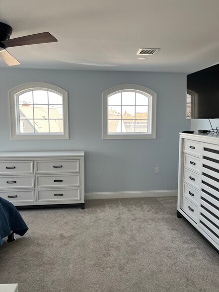 Building Photo - 2 1/2 Dumas Ave