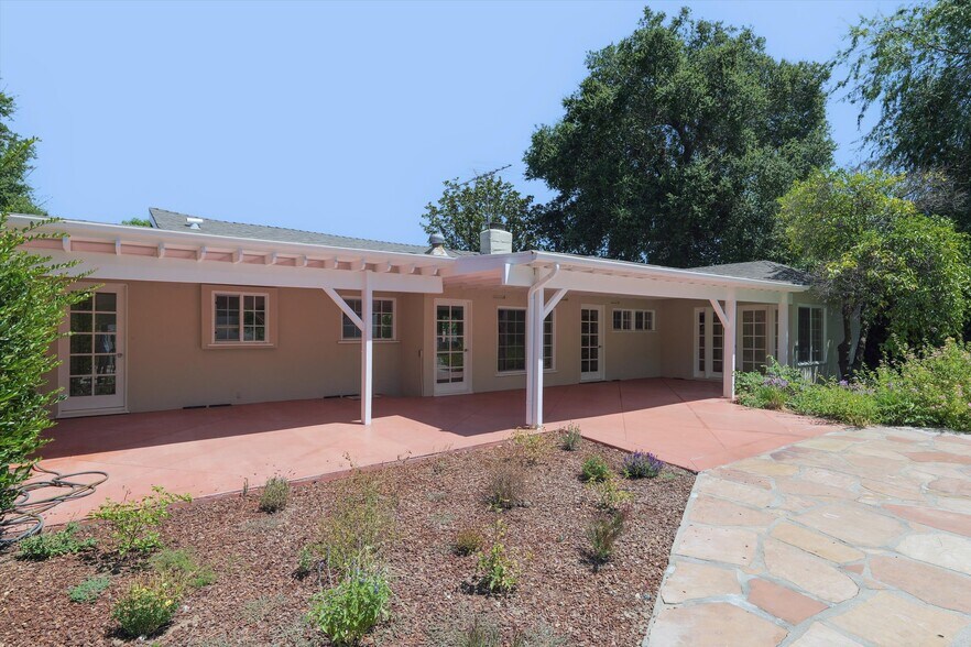 Building Photo - 5369 Topeka Dr