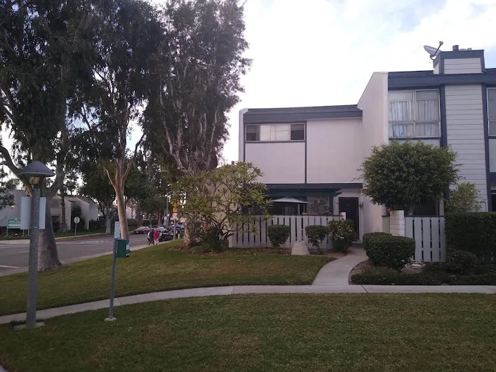 Entry to Front Door & Covered Patiio - 2100 W Palmyra Ave