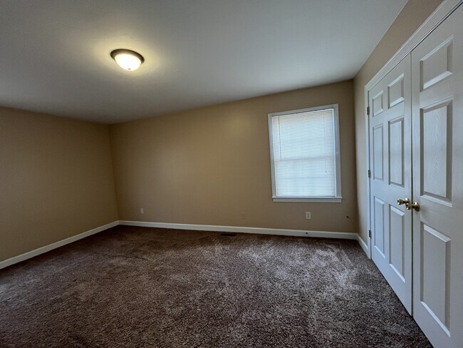 Building Photo - 220 Hickory Trail