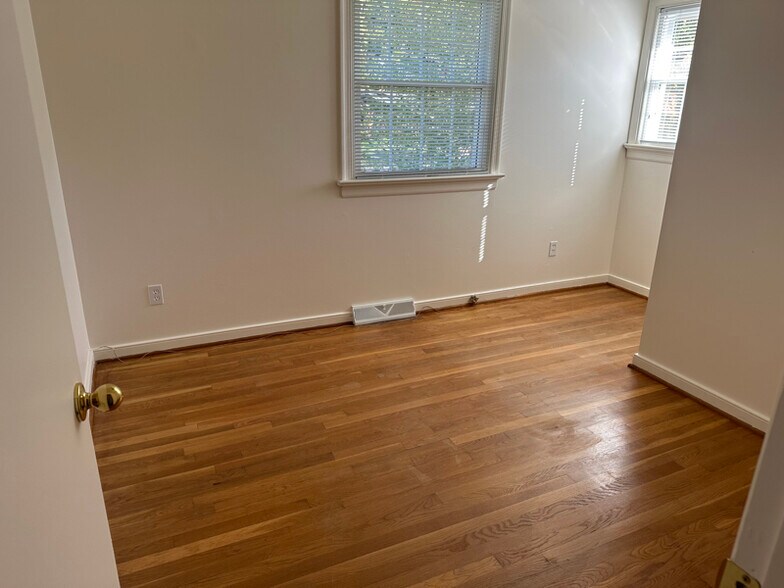 Building Photo - 9201 Woodlake Dr