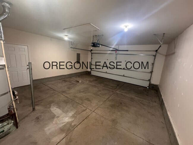 Building Photo - West Eugene 3 bedroom 2 bath home