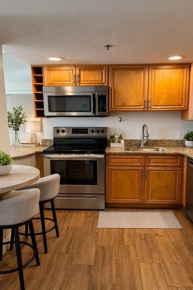 Building Photo - 400 E Colonial Dr