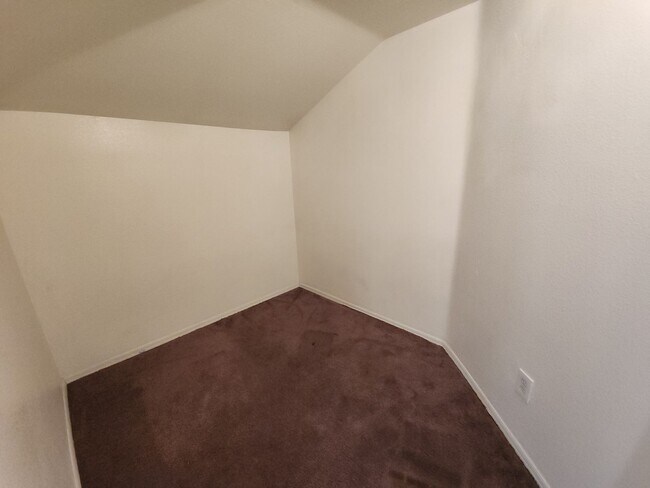 Building Photo - Two story in well established Las Vegas neighborhood