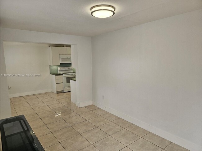 Building Photo - 651 SW 66th Ave