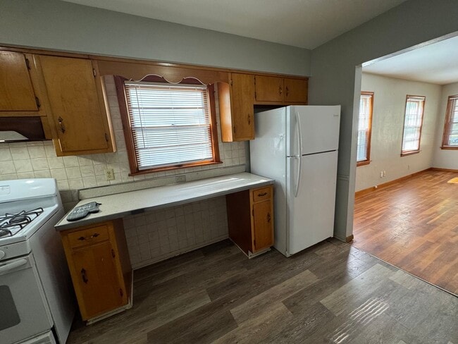 Building Photo - Home Sweet Hardwood: Charming 2 Bed/1 Bath...