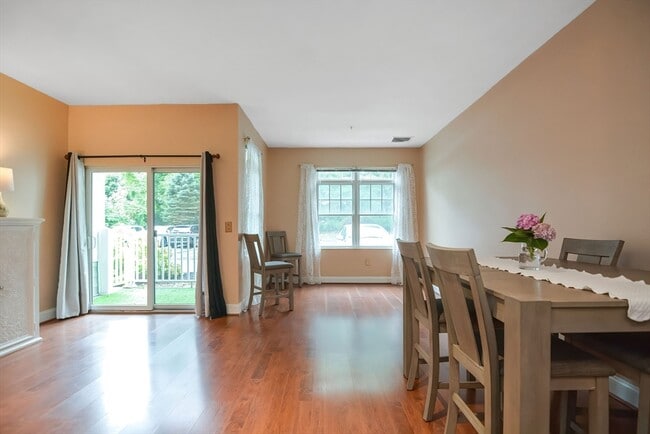 Building Photo - 614 Pond St