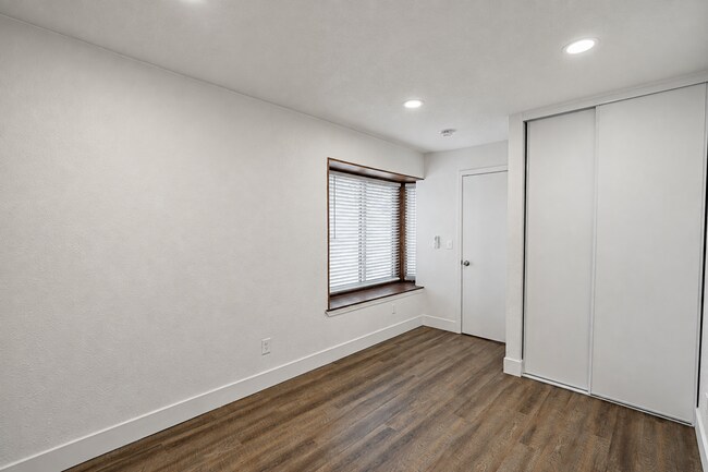 Building Photo - 8840 San Vicente Ave