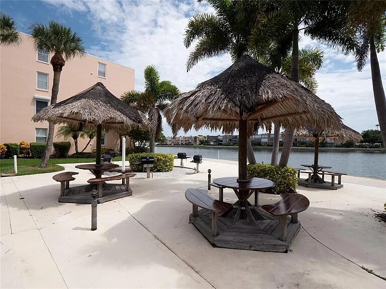 Building Photo - 7910 Sun Island Dr S