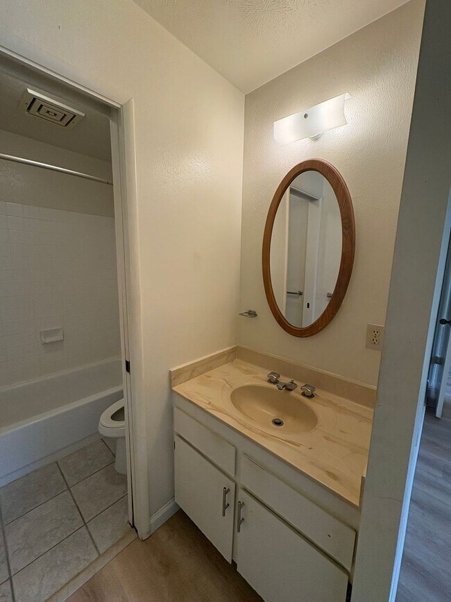 Building Photo - $3,000 / 2-BR / 2-BATH Townhouse with 1 parking Stall - HOKULANI IN KAILUA, 900 sq ft.