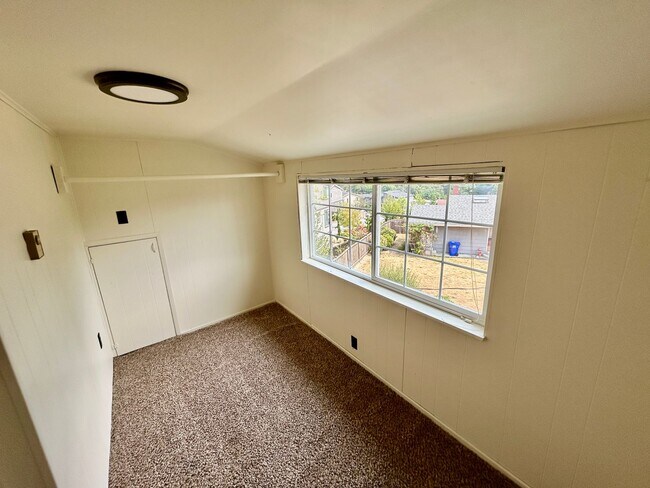 Building Photo - Freshly painted large home near Everett Mall AVAILABLE NOW