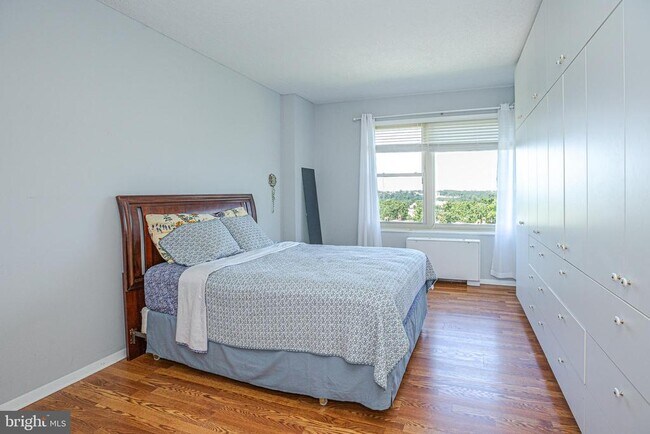 Building Photo - 4401 Roland Ave