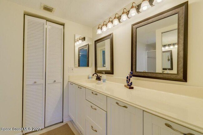 Building Photo - 6124 S River Run Dr