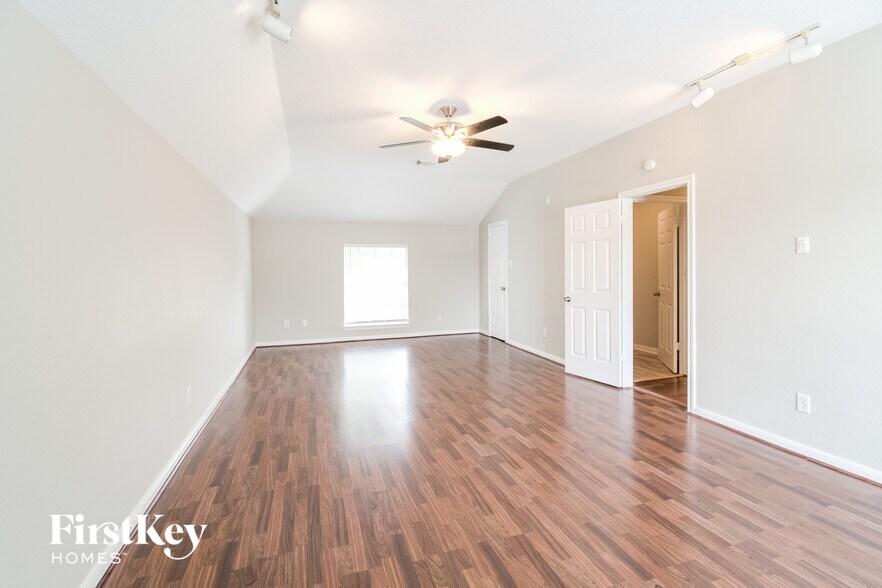 Building Photo - 1816 Oak Lake Cir